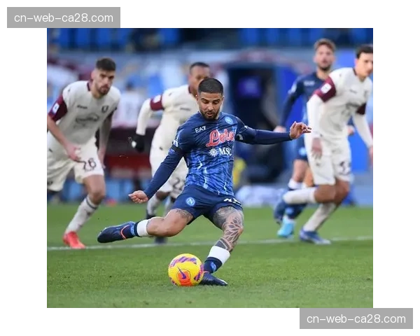 点球重罚!萨勒尼塔纳门将提前移动,对手获得第二次机会罚中 点球重罚!萨勒尼塔纳门将提前移动,对手获得第二次机会罚中